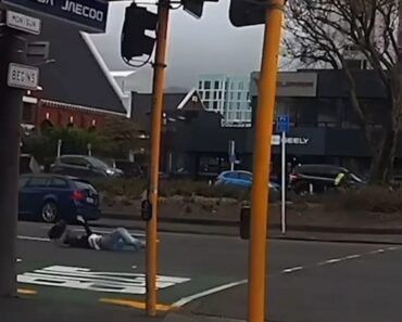 Rajadas De Vento Atiram Mulher Para o Meio De Uma Estrada Movimentada Na Nova Zelândia Rajadas De Vento Atiram Mulher Para o Meio De Uma Estrada Movimentada Na Nova Zelândia