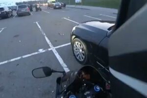 Condutor De Bentley Deixa Lixo No Chão e Motociclista Vai Atrás Dele Para Lhe Devolver o Saco