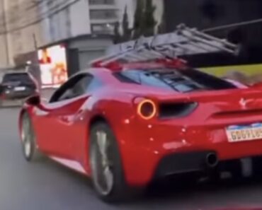 Pedreiro De Ferrari Com Escada No Tejadilho Deixa o Resto Dos Condutores Incrédulos Pedreiro De Ferrari Com Escada No Tejadilho Deixa o Resto Dos Condutores Incrédulos