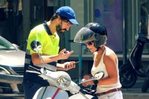 Pierre Zago Vestiu a Pele De “Controlador De Estacionamento” e Negociou Com Infratores