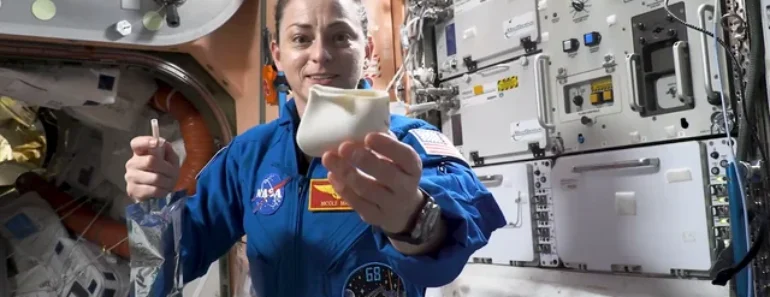 Astronauta Mostra Chávena Com Design Especial Para Conseguir Tomar Café No Espaço Astronauta Mostra Chávena Com Design Especial Para Conseguir Tomar Café No Espaço