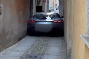 Comprou Um Ferrari Roma e Ficou Com Ele Entalado Numa Rua Estreita Em Itália