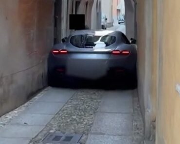 Comprou Um Ferrari Roma e Ficou Com Ele Entalado Numa Rua Estreita Em Itália Comprou Um Ferrari Roma e Ficou Com Ele Entalado Numa Rua Estreita Em Itália