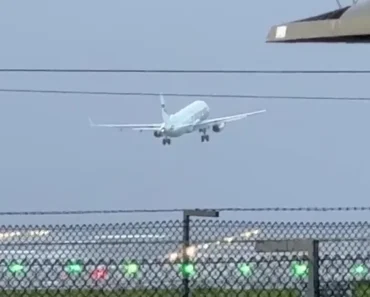 Avião Luta Para Pousar Em Pista Sob Fortes Ventos Mas é Obrigado a Abortar a Aterragem Avião Luta Para Pousar Em Pista Sob Fortes Ventos Mas é Obrigado a Abortar a Aterragem