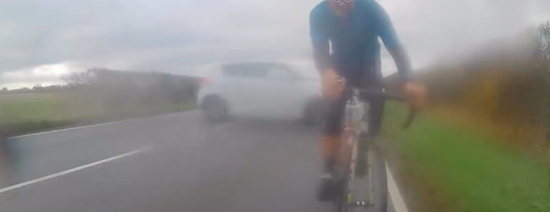 Ciclistas Escapam Por Centímetros a Carro Desgovernado Em Alta Velocidade Ciclistas Escapam Por Centímetros a Carro Desgovernado Em Alta Velocidade