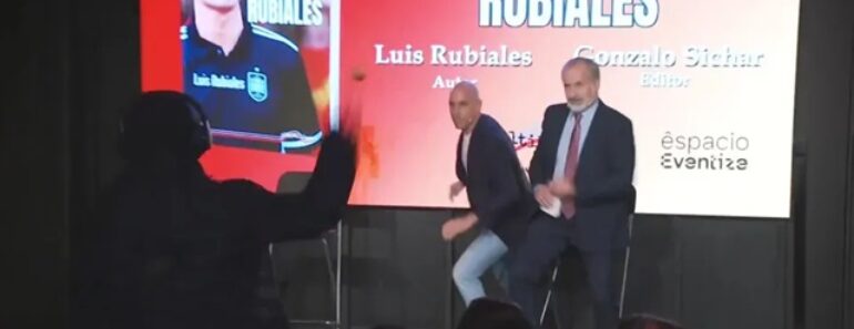 Insólito. Luís Rubiales Atacado Com Ovos Num Evento Pelo… Tio Insólito. Luís Rubiales Atacado Com Ovos Num Evento Pelo… Tio