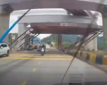 Imagens Impressionantes Mostram Andaime a Cair Sobre Carro Que Circulava Em Estrada Na Malásia Imagens Impressionantes Mostram Andaime a Cair Sobre Carro Que Circulava Em Estrada Na Malásia