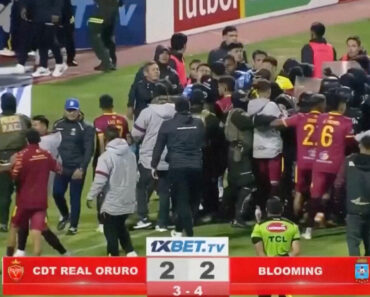 O Jogo Que Virou Campo De Batalha Na Bolívia: 17 Cartões Vermelhos e Gás Lacrimogéneo O Jogo Que Virou Campo De Batalha Na Bolívia: 17 Cartões Vermelhos e Gás Lacrimogéneo