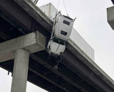 Camião Fica Pendurado Em Ponte Nos EUA (Motorista Foi Resgatado) Camião Fica Pendurado Em Ponte Nos EUA (Motorista Foi Resgatado)