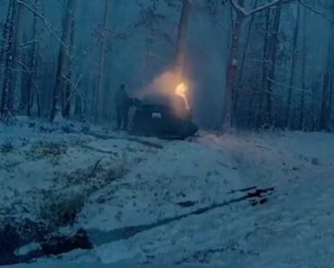 Condutor Resgatado De Tesla Em Chamas Durante Tempestade De Neve Nos EUA Condutor Resgatado De Tesla Em Chamas Durante Tempestade De Neve Nos EUA