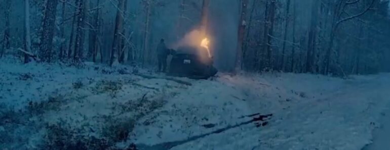 Condutor Resgatado De Tesla Em Chamas Durante Tempestade De Neve Nos EUA Condutor Resgatado De Tesla Em Chamas Durante Tempestade De Neve Nos EUA