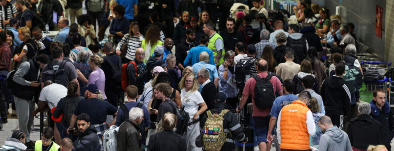 Caos No Aeroporto De Lisboa. Filas e Acumulação De Malas Duram Há Meses Caos No Aeroporto De Lisboa. Filas e Acumulação De Malas Duram Há Meses