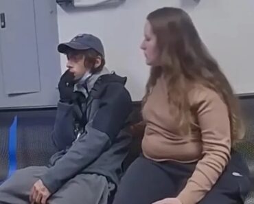 Jovem Detido Por Roubar Loja Aponta Arma a Polícia. Reação Ficou Filmada Jovem Detido Por Roubar Loja Aponta Arma a Polícia. Reação Ficou Filmada