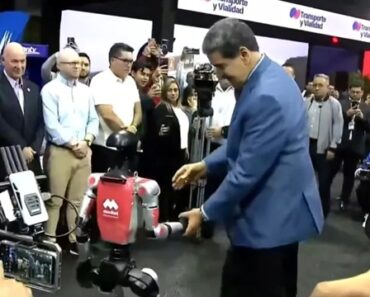 Em Clima De Tensão Com EUA, Maduro Dança Com Robô Humanoide De IA Em Clima De Tensão Com EUA, Maduro Dança Com Robô Humanoide De IA