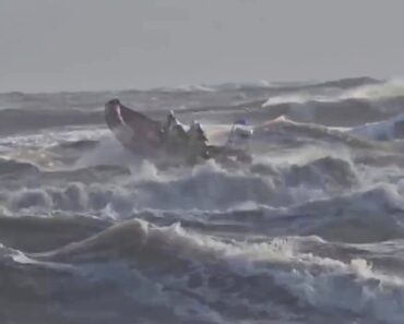 Tradição De Natal Acaba Mal. Dois Desaparecidos Após Mergulho No Mar Tradição De Natal Acaba Mal. Dois Desaparecidos Após Mergulho No Mar