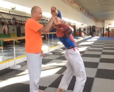 Lutadores Profissionais Explicam Por Que As Típicas Técnicas De Defesa Pessoal Não Servem Para Nada Lutadores Profissionais Explicam Por Que As Típicas Técnicas De Defesa Pessoal Não Servem Para Nada