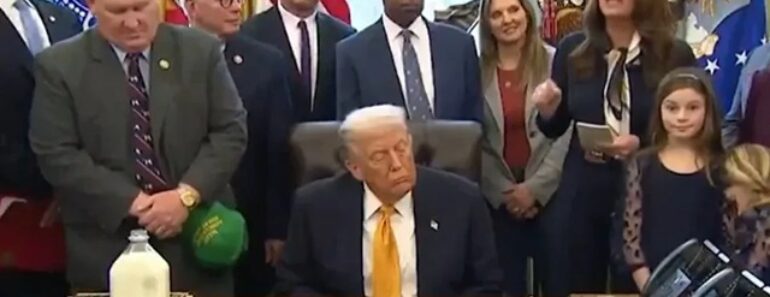 Donald Trump Apanhado (Novamente)… a Dormir Na Sala Oval Donald Trump Apanhado (Novamente)… a Dormir Na Sala Oval