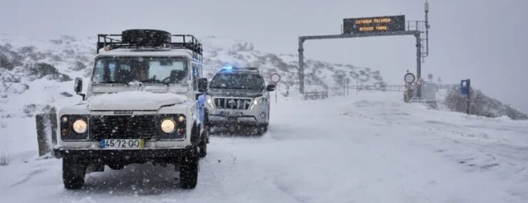 Neve Continua a Cair e Fecha Estradas Na Serra Da Estrela Neve Continua a Cair e Fecha Estradas Na Serra Da Estrela
