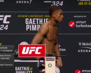 Lutador Do UFC Desmaia Logo Após a Pesagem e Cai De Cara No Chão Lutador Do UFC Desmaia Logo Após a Pesagem e Cai De Cara No Chão