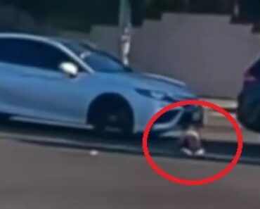 Criança Cai De Carro Em Andamento. Imagens São Partilhadas e Mãe Detida Criança Cai De Carro Em Andamento. Imagens São Partilhadas e Mãe Detida