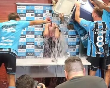 “Ideias Fresquinhas”. Luís Castro Levou Banho Após Título Do Grêmio “Ideias Fresquinhas”. Luís Castro Levou Banho Após Título Do Grêmio