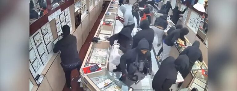 Vídeo Mostra Assalto a Joalharia Na Califórnia Em Que Ladrões Levaram 1,7 Milhões De Dólares Em Joias Vídeo Mostra Assalto a Joalharia Na Califórnia Em Que Ladrões Levaram 1,7 Milhões De Dólares Em Joias