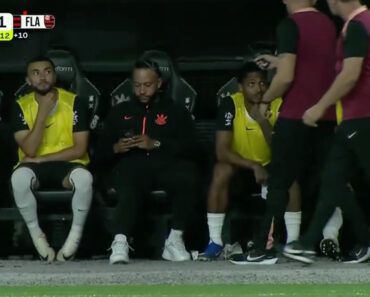 Memphis Depay é Repreendido Após Ser “Apanhado” Ao Telemóvel Durante Jogo Memphis Depay é Repreendido Após Ser “Apanhado” Ao Telemóvel Durante Jogo