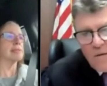 Juiz Perde a Cabeça Com Mulher Que Surge Em Julgamento a… Conduzir Juiz Perde a Cabeça Com Mulher Que Surge Em Julgamento a… Conduzir