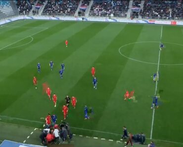 Selecionador De Sub-21 Da Turquia Bate Com a Cabeça No Chão Ao Protestar Decisão Do Árbitro e Acaba Hospitalizado Selecionador De Sub-21 Da Turquia Bate Com a Cabeça No Chão Ao Protestar Decisão Do Árbitro e Acaba Hospitalizado