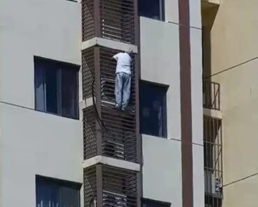 Ficou Presa No 27.º Andar e Decidiu Descer Pelo Lado De Fora… Tem 89 Anos Ficou Presa No 27.º Andar e Decidiu Descer Pelo Lado De Fora… Tem 89 Anos