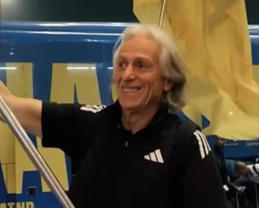 Jorge Jesus “Louco” Com Receção Dos Adeptos Do Al Nassr: Nem a Bandeira Escapou… Jorge Jesus “Louco” Com Receção Dos Adeptos Do Al Nassr: Nem a Bandeira Escapou…