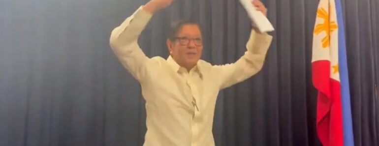 Presidente Filipino Faz Jumping Jacks Para Provar Ter Saúde. “Mentirosos” Presidente Filipino Faz Jumping Jacks Para Provar Ter Saúde. “Mentirosos”