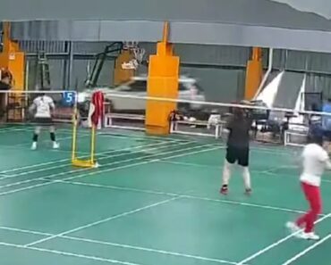 Condutor Entra Dentro De Pavilhão Durante Partida De Badminton Na China Condutor Entra Dentro De Pavilhão Durante Partida De Badminton Na China