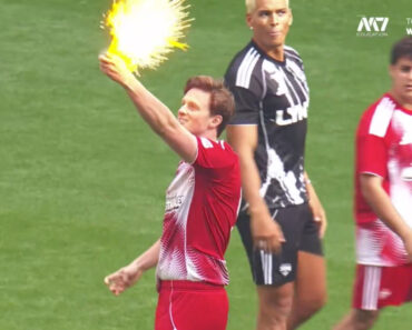 Max Fosh Tira Cartão Amarelo Ao Árbitro e Queima-o Em Pleno Wembley Max Fosh Tira Cartão Amarelo Ao Árbitro e Queima-o Em Pleno Wembley