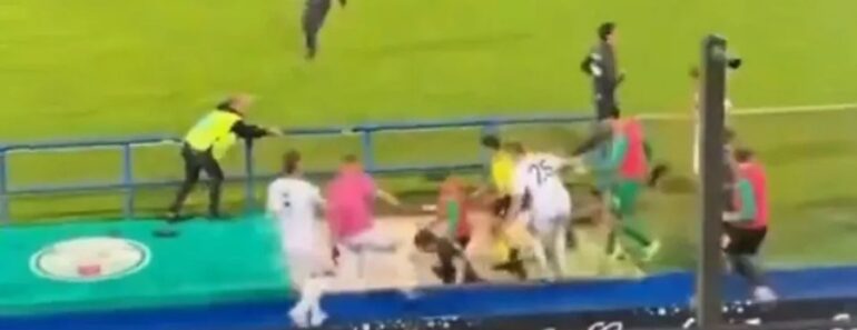 Itália a Ferro e Fogo. Jogadores Obrigados a Fugir Após Invasão De Campo Itália a Ferro e Fogo. Jogadores Obrigados a Fugir Após Invasão De Campo