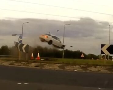 Perseguição a 225Km/h Termina Com BMW a “Voar” Em Rotunda Perseguição a 225Km/h Termina Com BMW a “Voar” Em Rotunda