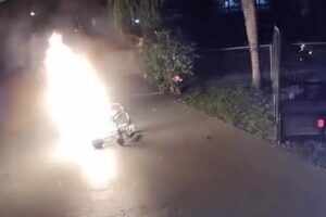 Cadeira De Rodas Elétrica Explode à Porta De Casa Na Florida