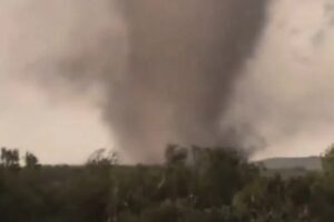 Assustador Tornado No Oklahoma Faz 10 Feridos e Destrói 40 Casas