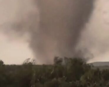 Assustador Tornado No Oklahoma Faz 10 Feridos e Destrói 40 Casas Assustador Tornado No Oklahoma Faz 10 Feridos e Destrói 40 Casas