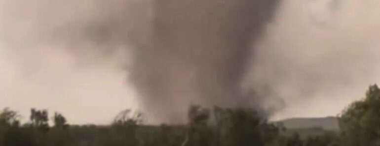 Assustador Tornado No Oklahoma Faz 10 Feridos e Destrói 40 Casas Assustador Tornado No Oklahoma Faz 10 Feridos e Destrói 40 Casas