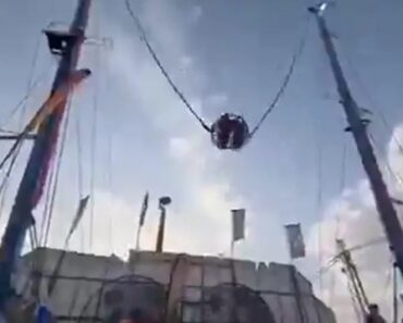 Corda De Atração Rompe e Deixa Quatro Pessoas Suspensas Em Sevilha Corda De Atração Rompe e Deixa Quatro Pessoas Suspensas Em Sevilha