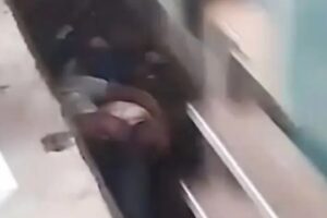 Pai Salta Para Linha Do Comboio Para Salvar o Filho No Bangladesh
