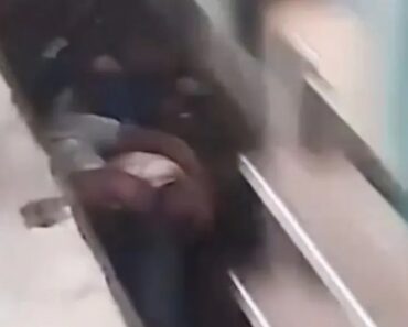 Pai Salta Para Linha Do Comboio Para Salvar o Filho No Bangladesh Pai Salta Para Linha Do Comboio Para Salvar o Filho No Bangladesh