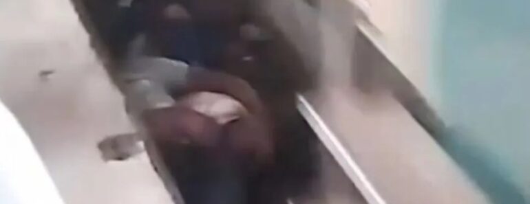 Pai Salta Para Linha Do Comboio Para Salvar o Filho No Bangladesh