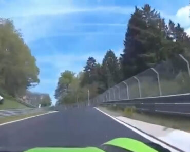 Tesla Sai a “Voar” No Circuito De Nürburgring e Bateria Incendeia-se Tesla Sai a “Voar” No Circuito De Nürburgring e Bateria Incendeia-se