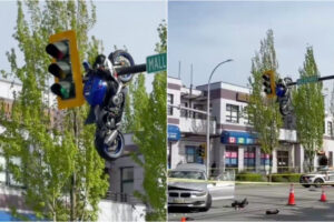 Mota Fica Suspensa Num Semáforo Após Colisão Violenta Com Carro No Canadá