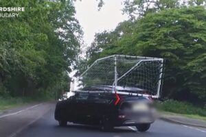 “Autogolo Na Estrada”. Condutor Apanhado Com Baliza No Tejadilho