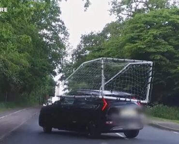“Autogolo Na Estrada”. Condutor Apanhado Com Baliza No Tejadilho “Autogolo Na Estrada”. Condutor Apanhado Com Baliza No Tejadilho