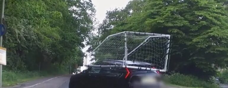 “Autogolo Na Estrada”. Condutor Apanhado Com Baliza No Tejadilho “Autogolo Na Estrada”. Condutor Apanhado Com Baliza No Tejadilho