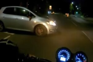 Um Condutor Que Aprendeu o Porquê De Não Provocar Sem Motivo Um Motociclista